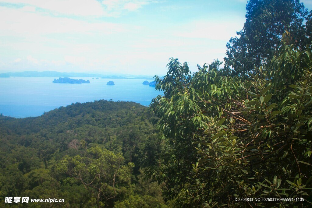 山林间远眺碧海蓝天