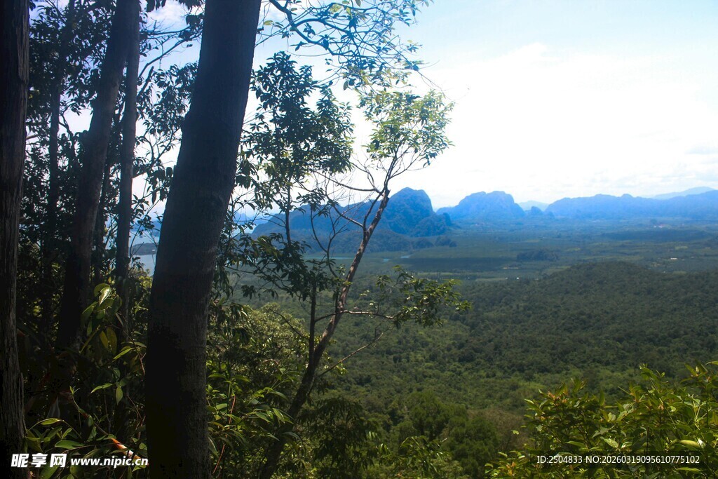山林间远眺壮丽山峦景色