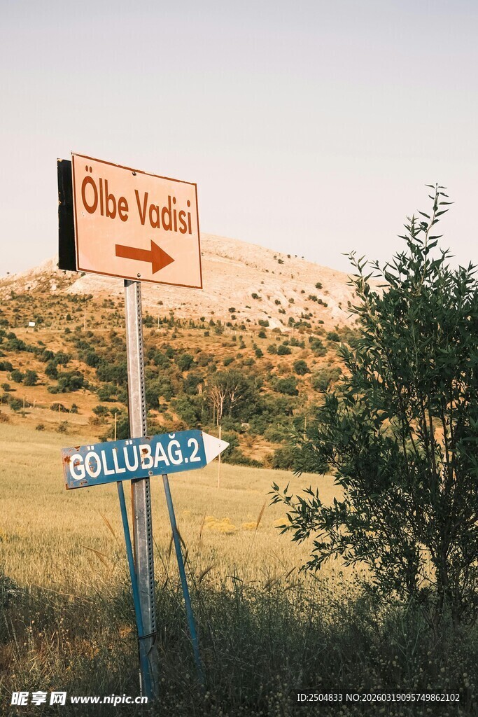 草原路标指示方向