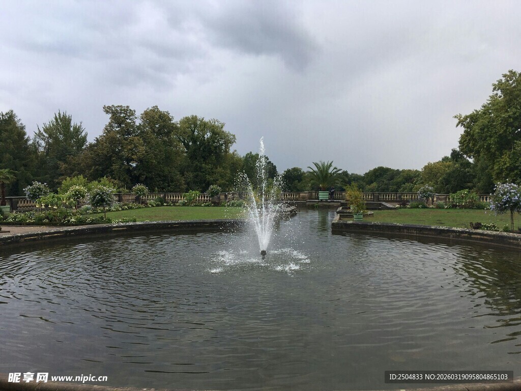 公园池塘中的喷泉景观