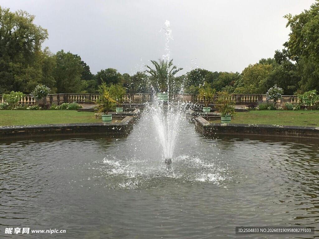 池塘中的喷泉景观