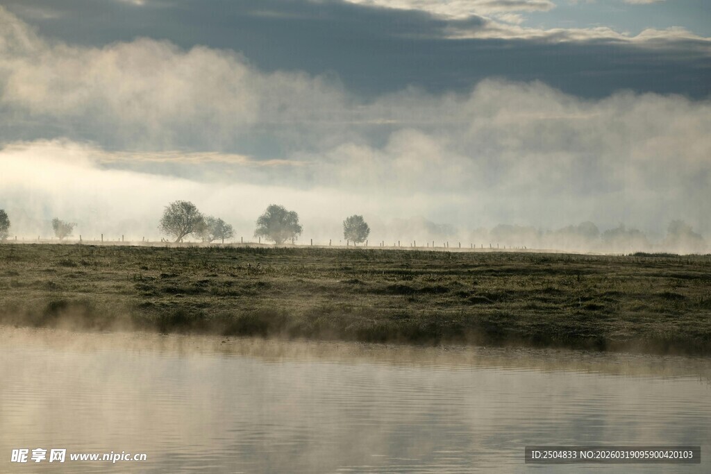 湖畔晨雾中的静谧风景
