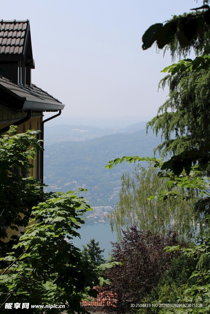 山林间的小屋远景