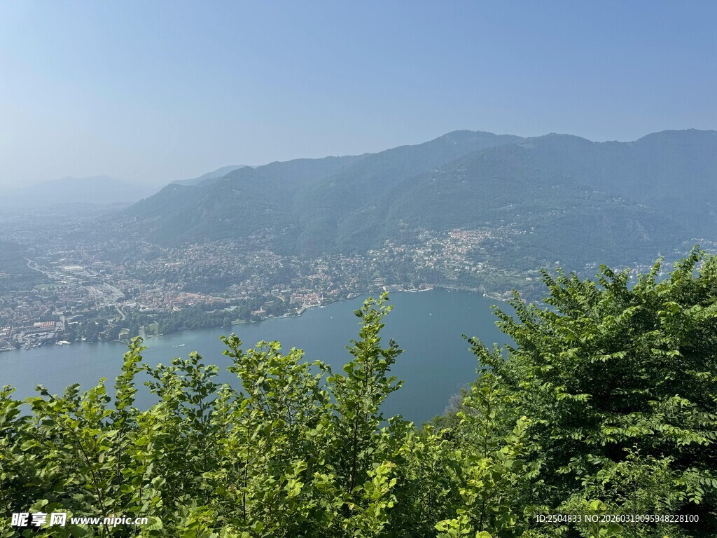 湖畔山林美景