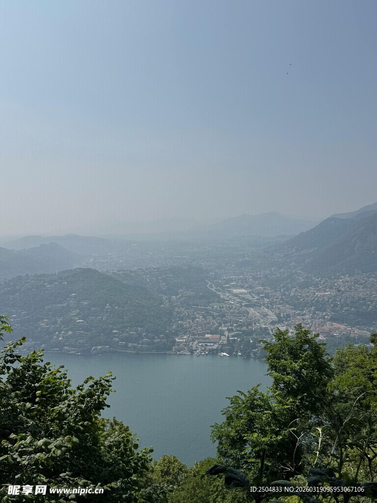 山巅远眺湖景风光