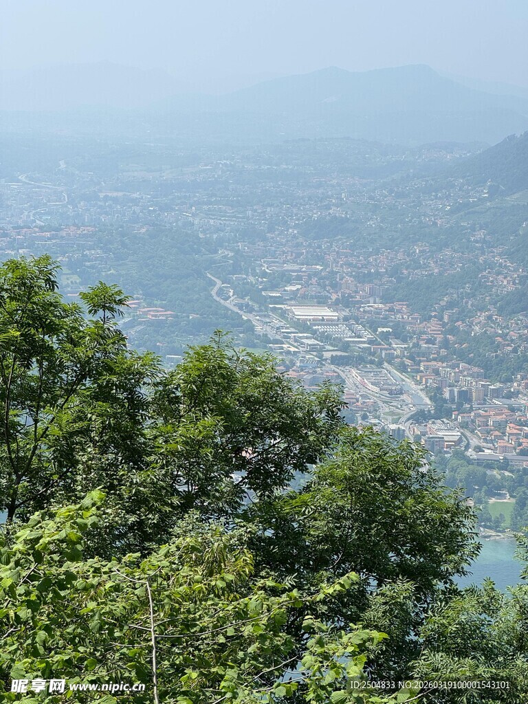 山顶俯瞰绿意环绕的城镇