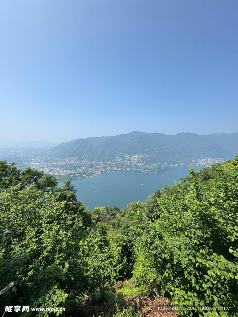 山间绿意与远处湖景风光