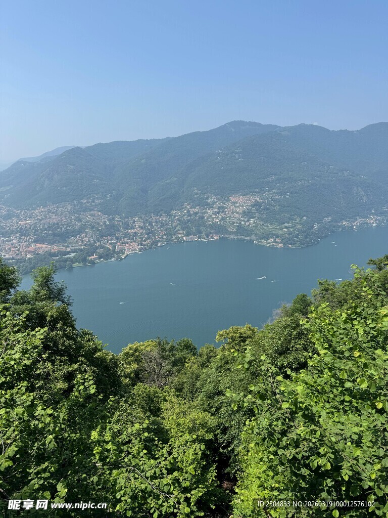 青山绿水间的秀丽湖景