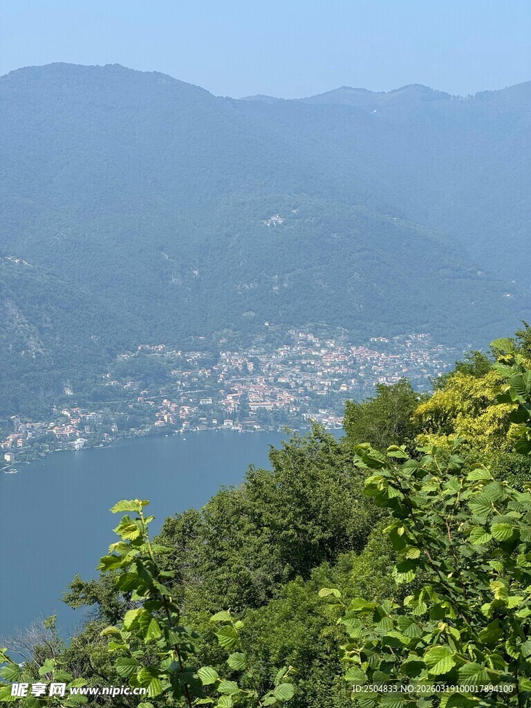 山间湖畔美景