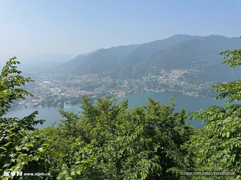 山林间远眺美丽湖景风光