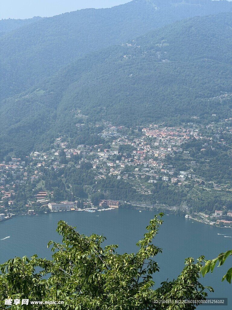 俯瞰山水相依的美丽小镇