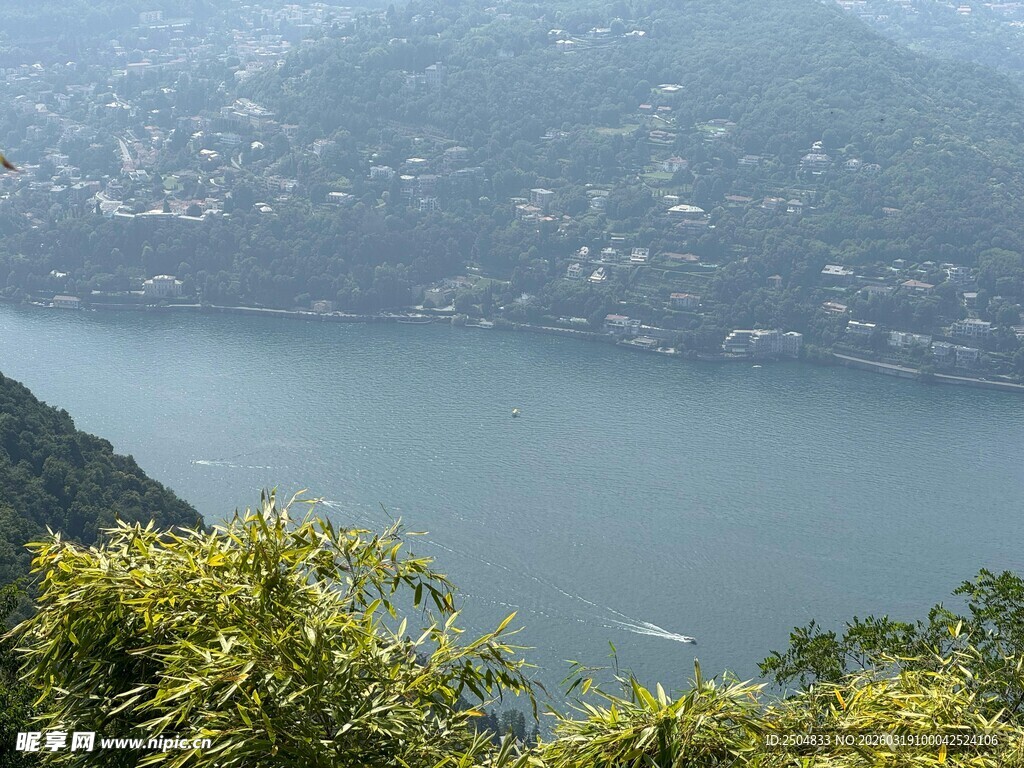 俯瞰山水间的宁静景致