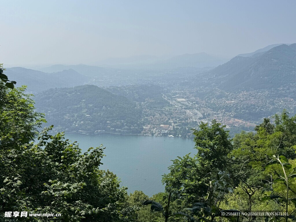 山林间俯瞰美丽湖景风光