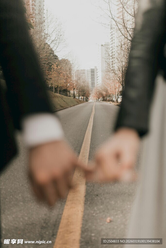 情侣牵手漫步温馨瞬间