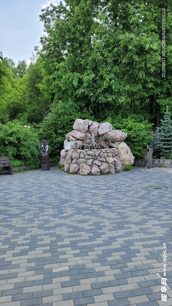 石堆旁的铺砖庭院景观