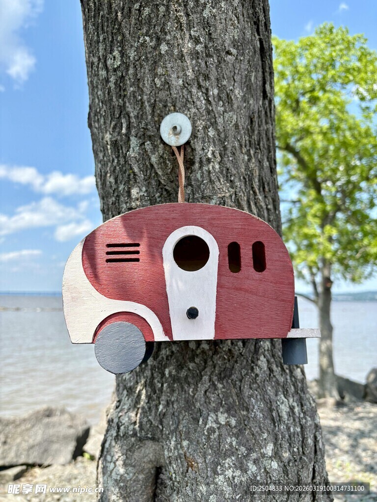 树上的复古风红色小房车