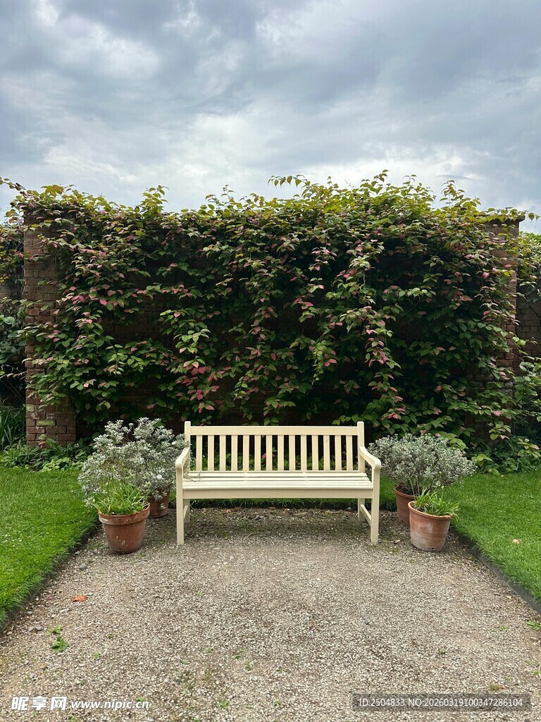 花园中的休闲长椅