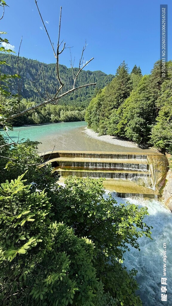 山间小屋旁的秀丽水景