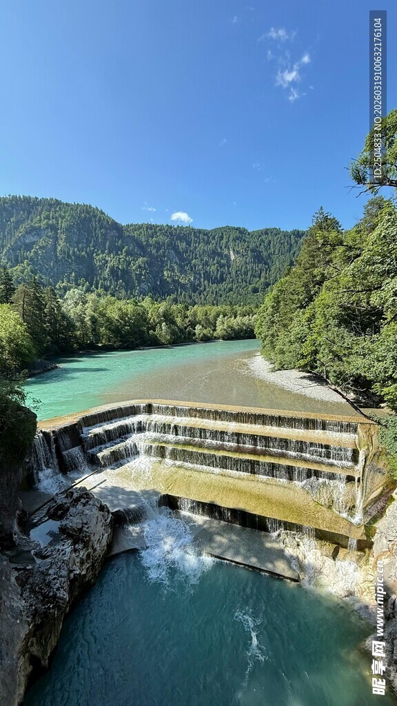 山间河畔的别致观景建筑