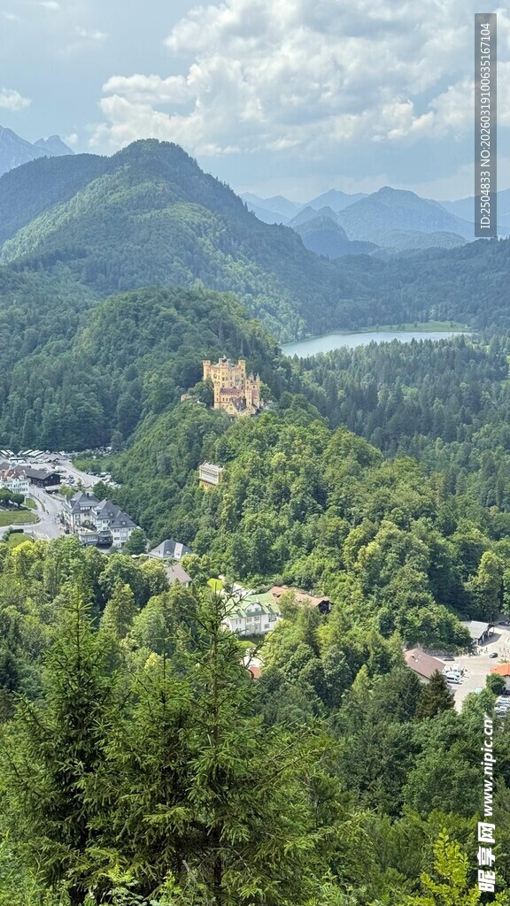 山峦森林间的壮阔自然景观