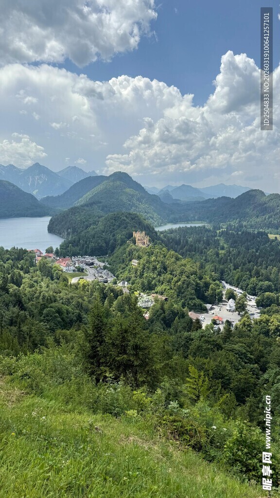 山间湖畔美景