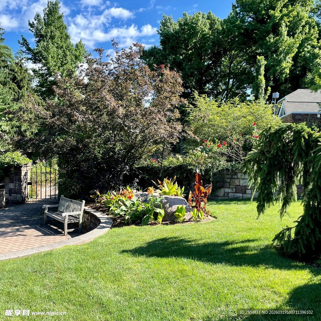 美丽庭院中的绿植与雕塑