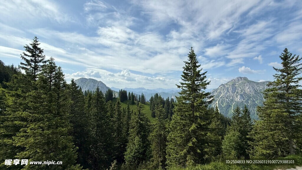 山林间的蓝天白云景致