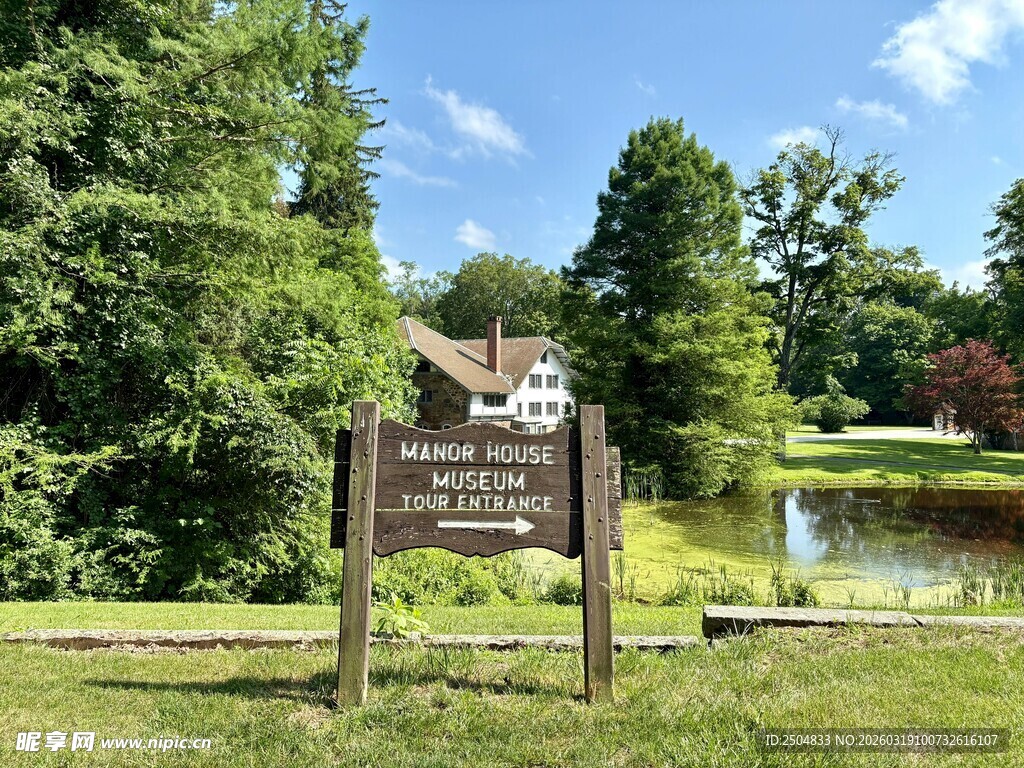 宁静湖畔的公园指示牌