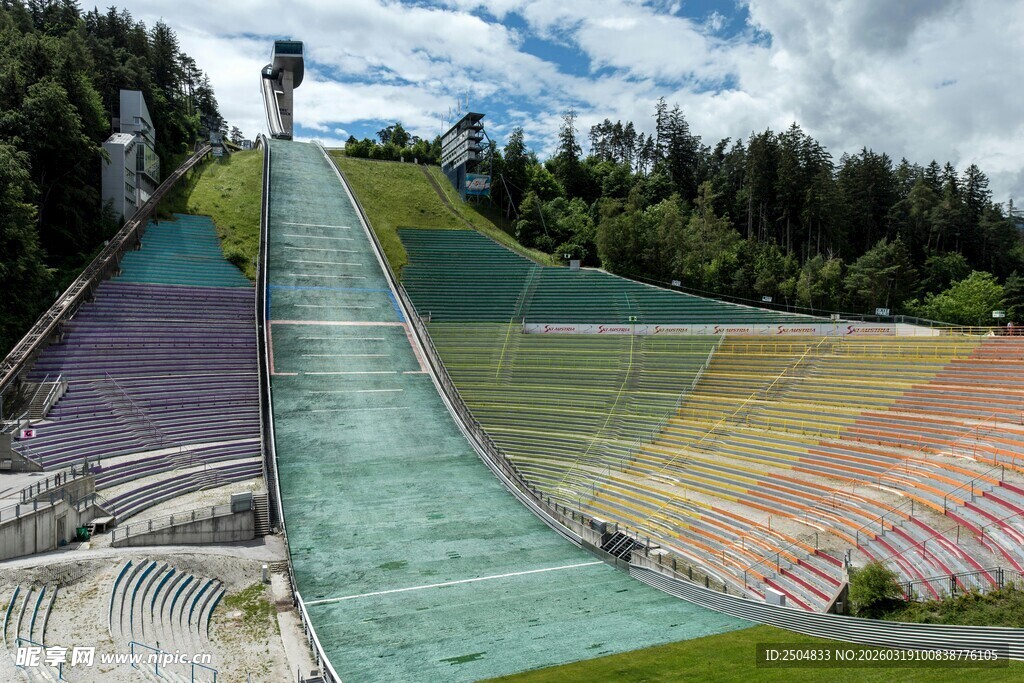 多彩户外大型滑雪跳台
