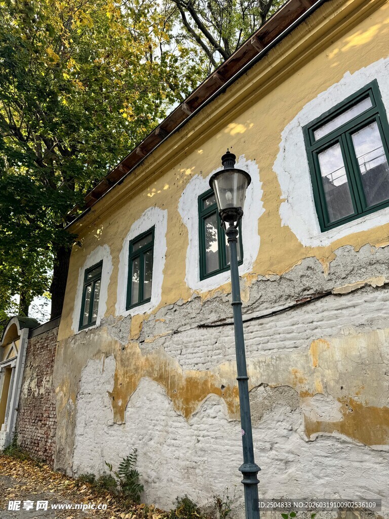 欧式复古建筑外的街灯