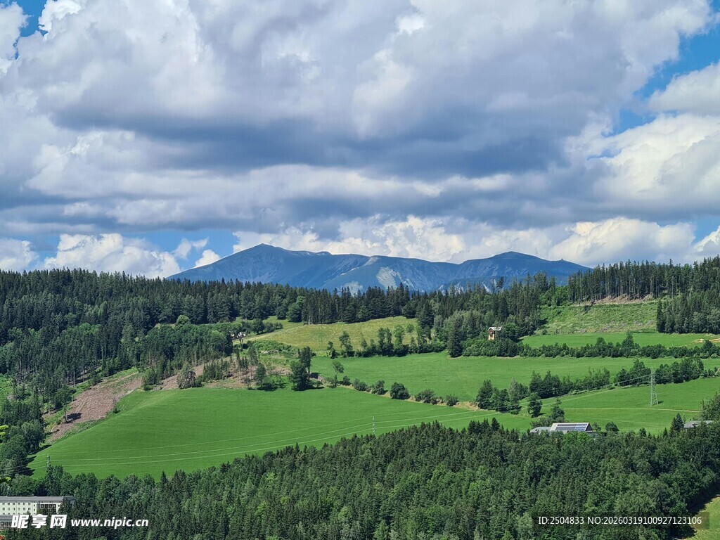 田园绿野风光 远山入画