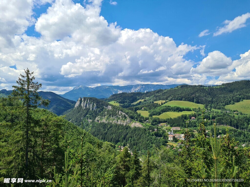 山间绿野蓝天白云美景