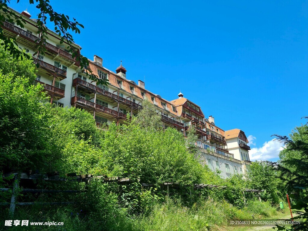 山坡上的精美建筑