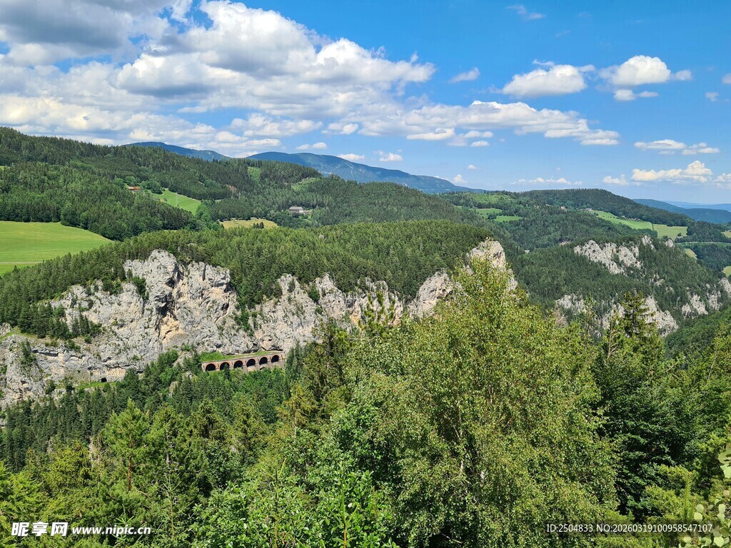 山峦绿意间的壮美自然景观
