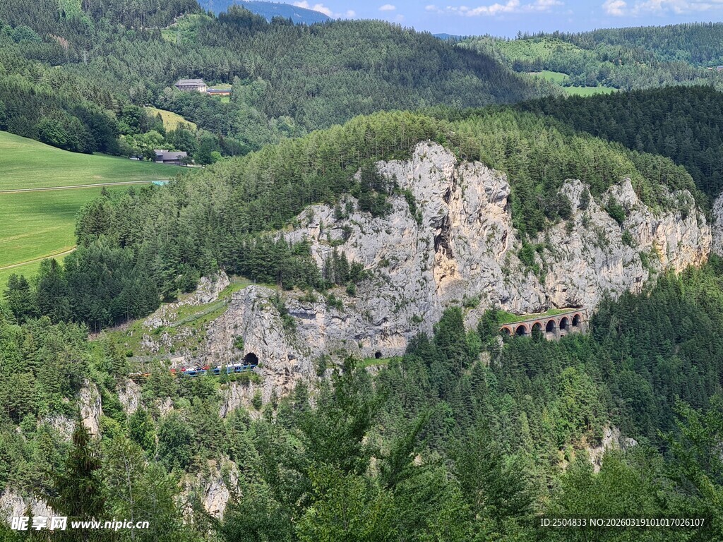 山峦绿意中的岩石景观