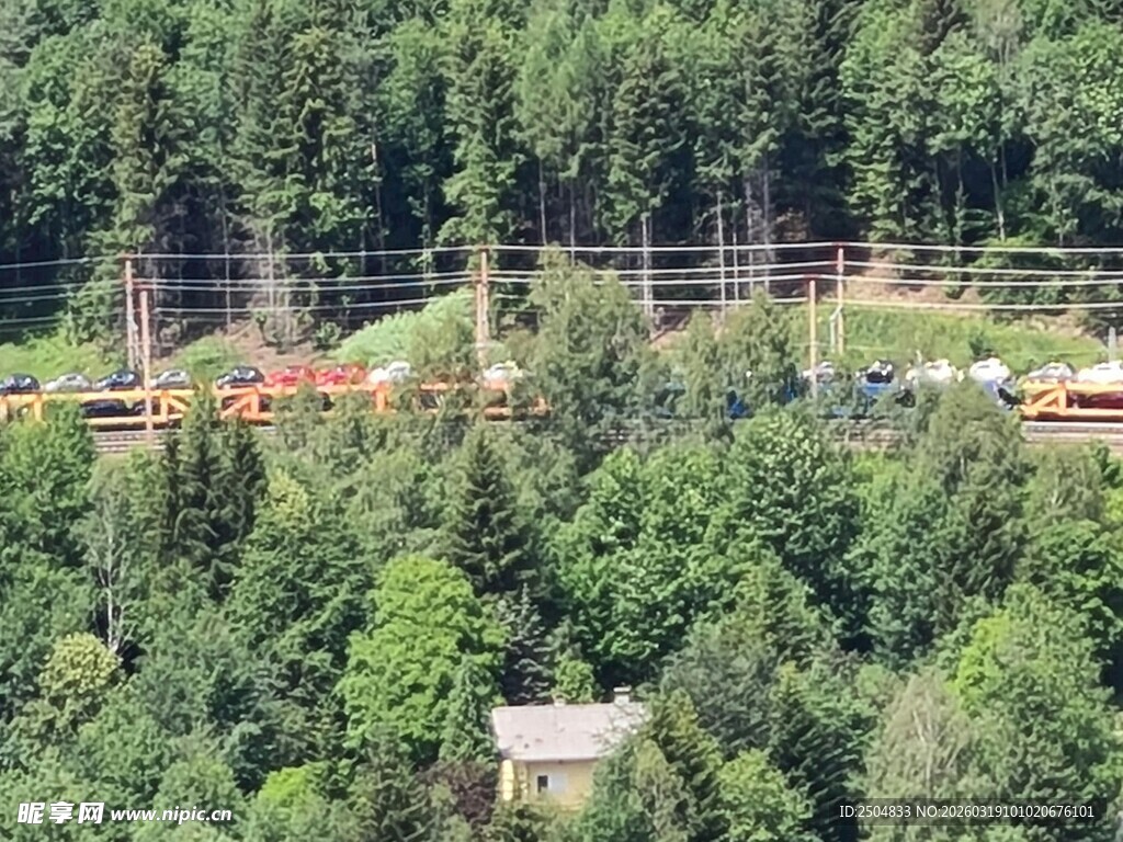 山林间的小屋与施工场景