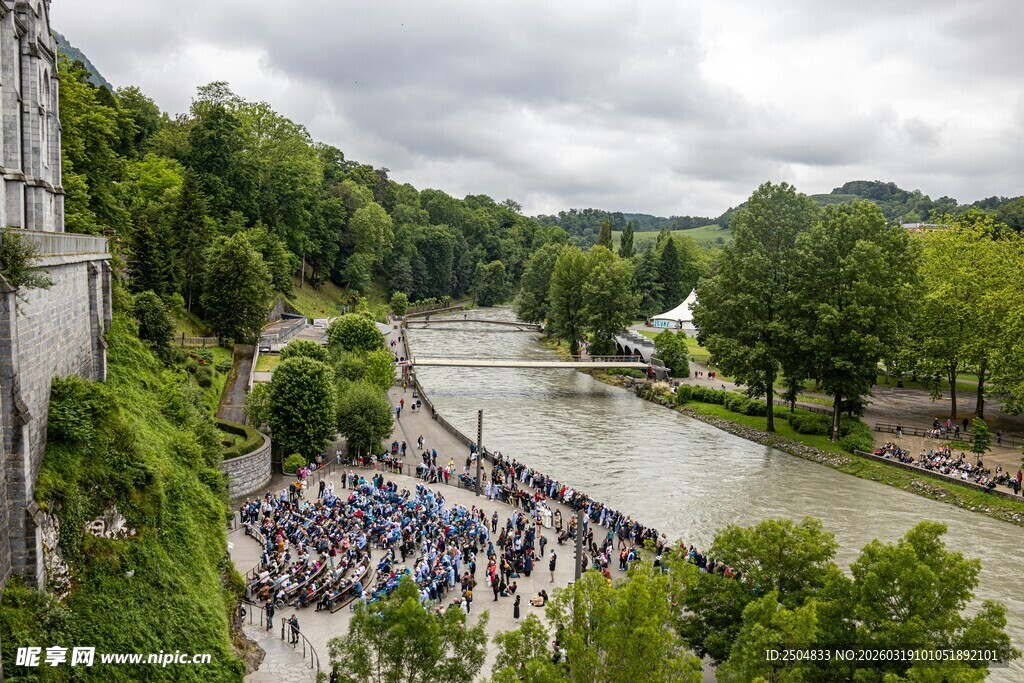 河畔人群集会壮观景象