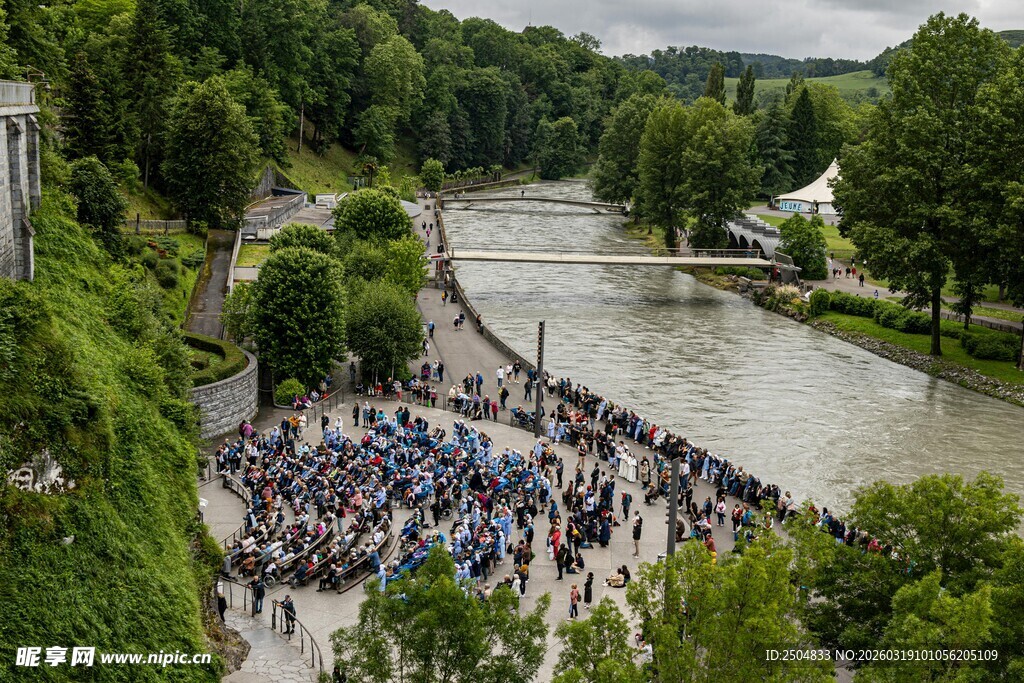 河边人群聚集活动场景