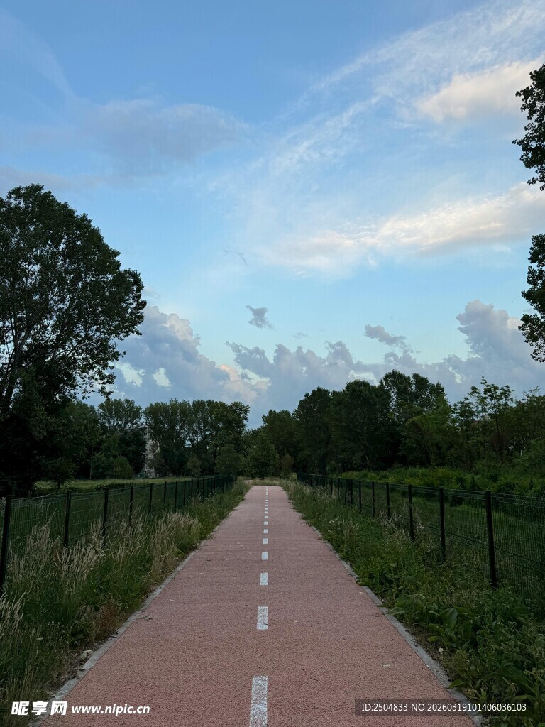 郊外静谧的红砖骑行小道