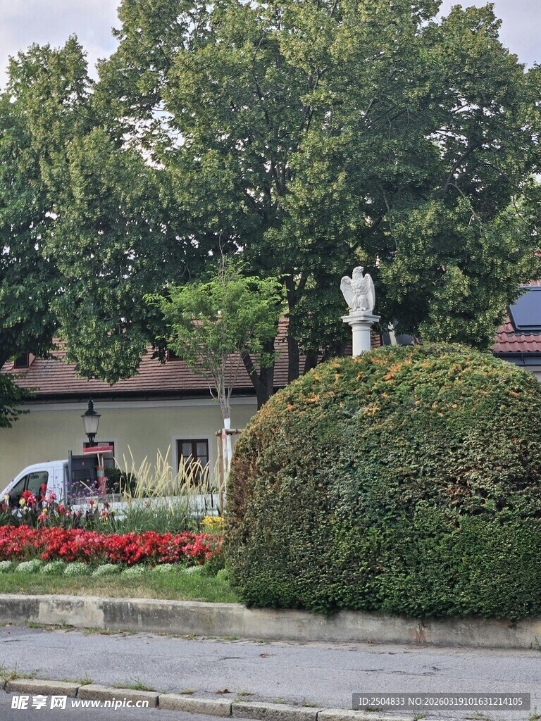 街边绿植与雕塑景观