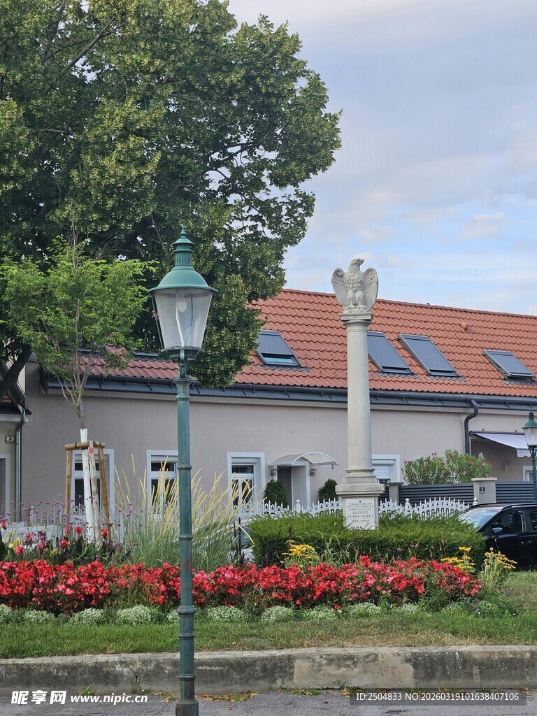 欧式建筑前的绿植花卉景观