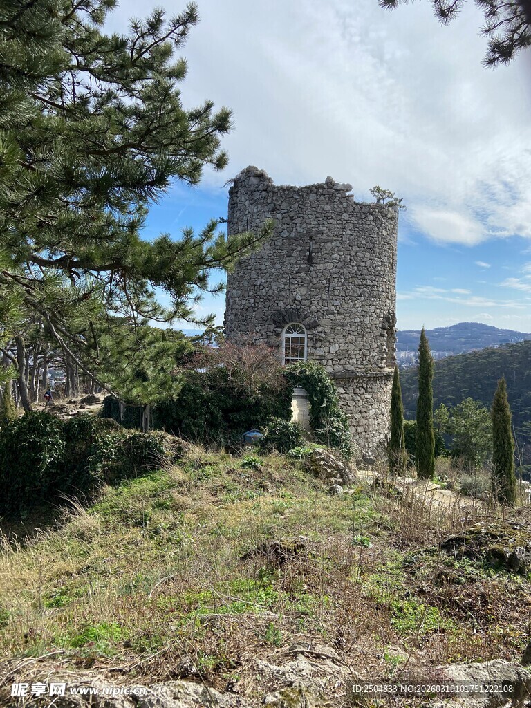 古老石塔屹立于山野间