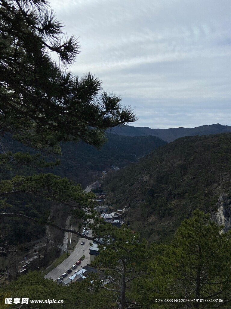 山间蜿蜒公路景观