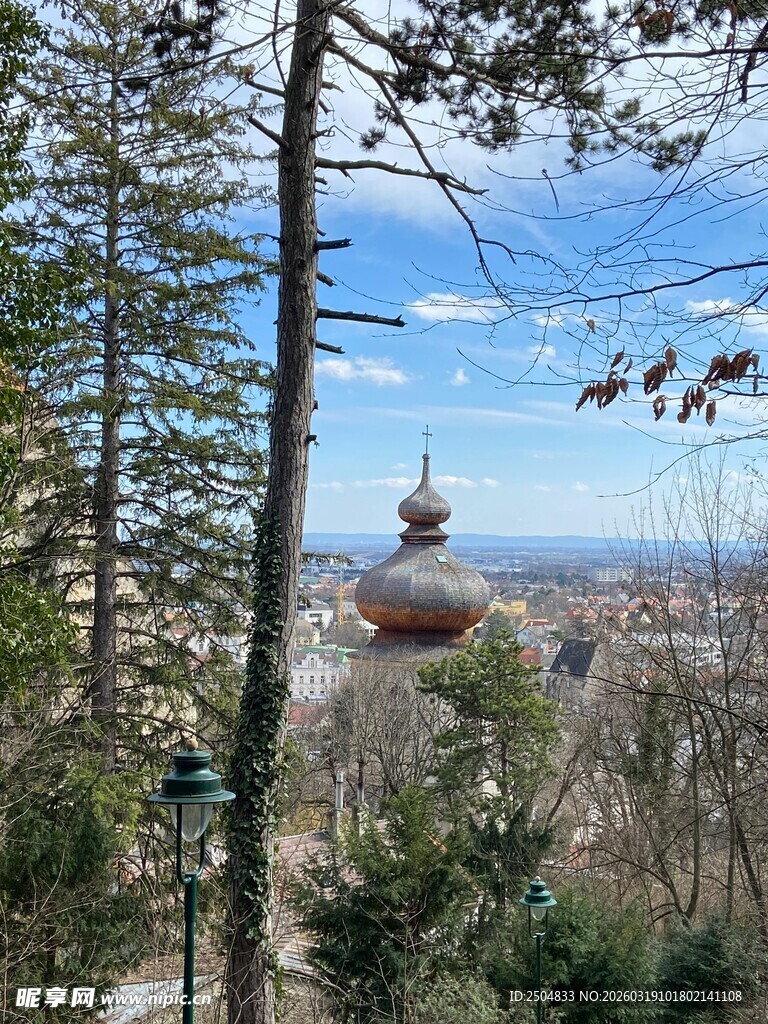 林间远望古典建筑景观