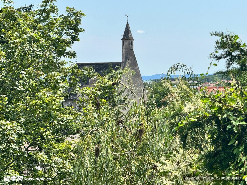 绿树掩映中的尖顶建筑