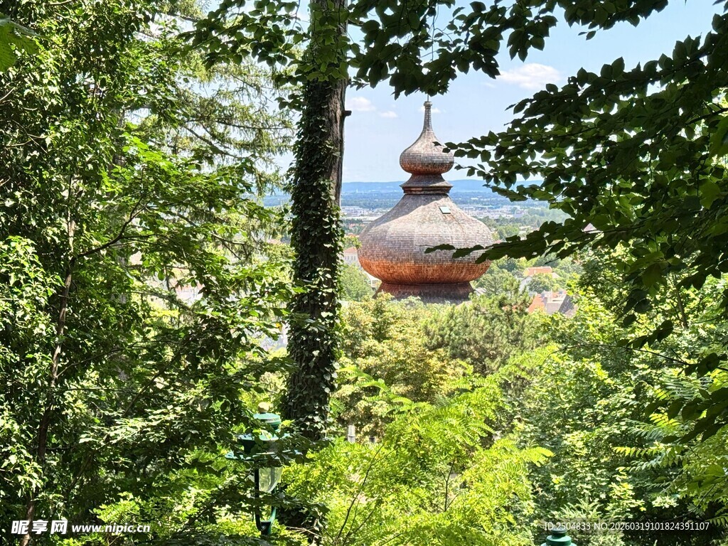 林间隐现的传统建筑