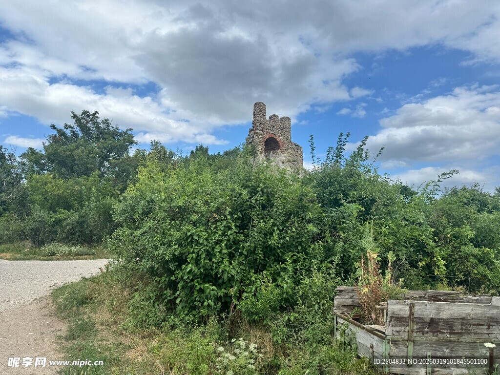 乡村小道旁的古老建筑