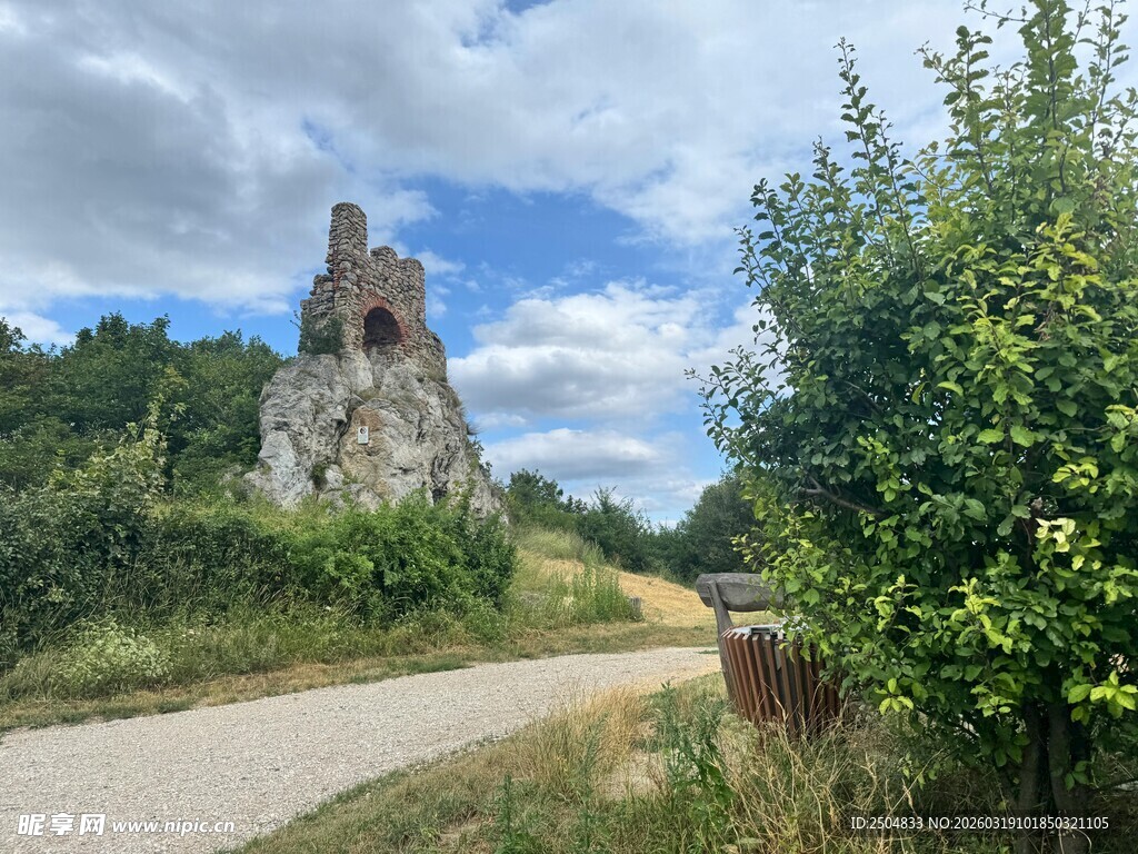 古老石塔旁的林间小路