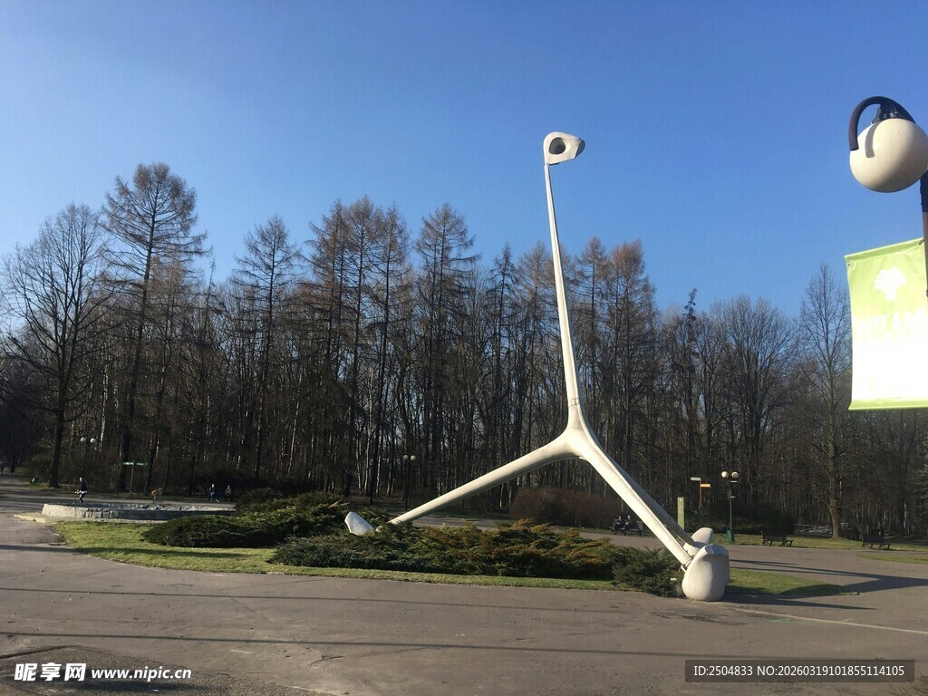 户外独特造型的金属雕塑