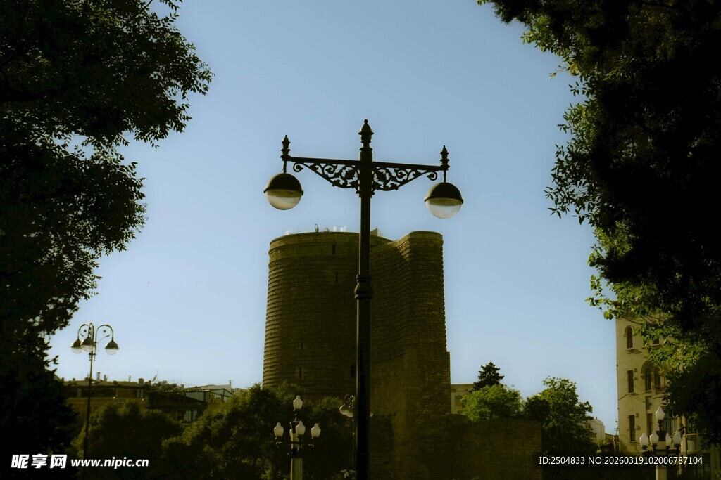 古老塔楼与路灯景观